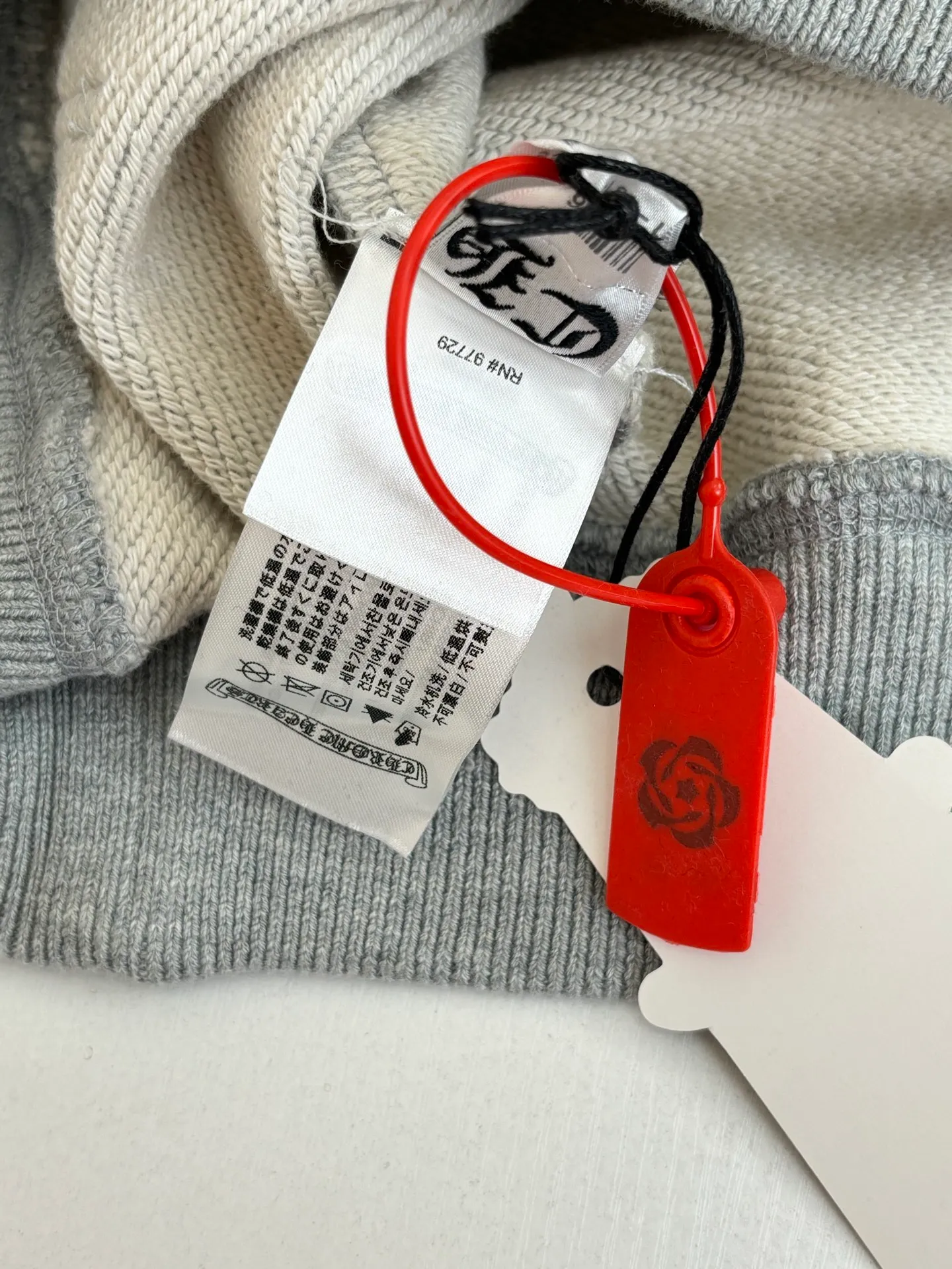 P500 Chrome Heart*/Chrome Heart CH patch embroidered logo hooded sweatshirt. Customized heavy fortress interwoven air cotton. Adopt imported machine patch embroidery process. The fabrics have been washed and have a better hand feel. Not easy to deform, not easy to shrink, not easy to fade. Size: S/M/L/XL